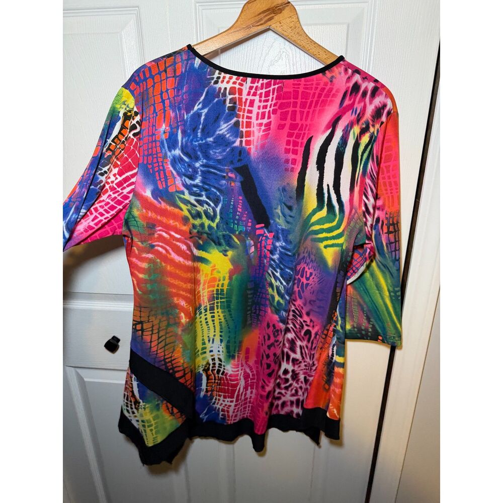 Creation XXL Colorful Abstract Animal Print Sharkbite Hem Tunic Top - Picture 4 of 5